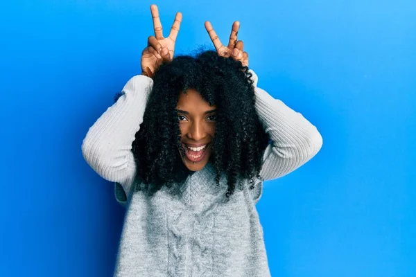 Afroamerykanka Afro Włosy Sobie Swobodny Sweter Zimowy Pozowanie Śmieszne Szalone — Zdjęcie stockowe