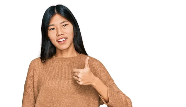 Hermosa Mujer Asiática Joven Con Suéter Invierno Casual Haciendo Pulgares — Foto de Stock