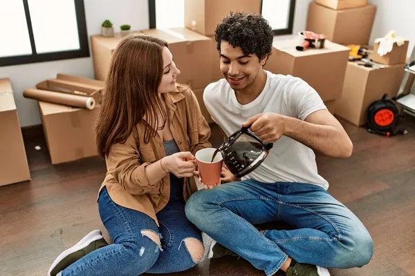 Junges Paar Lächelt Glücklich Beim Kaffeetrinken Neuen Zuhause — Stockfoto