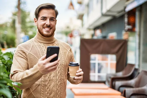 Jovem Caucasiano Usando Smartphone Bebendo Café Cidade — Fotografia de Stock