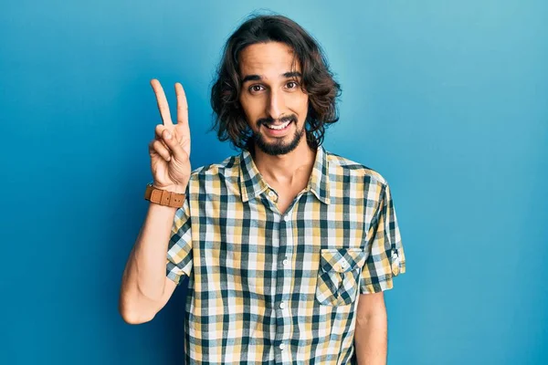 Junger Hispanischer Mann Lässiger Kleidung Zeigt Mit Fingern Nummer Zwei — Stockfoto