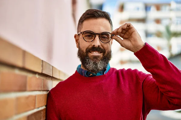 Jovem Executivo Hispânico Sorrindo Feliz Cidade — Fotografia de Stock