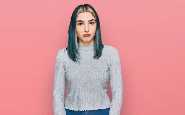 평상치 스웨터 현대의 소녀는 우울해 괴로와 두려워하였다 — 스톡 사진