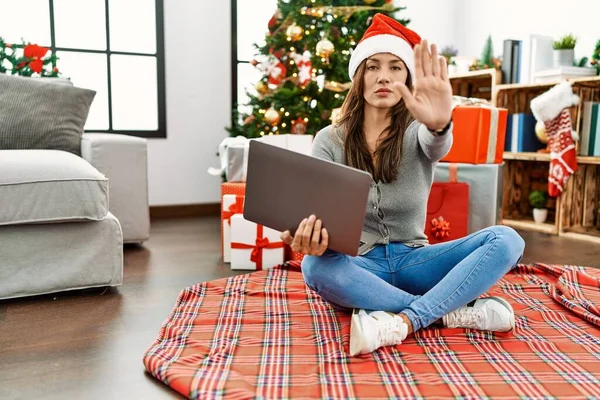 Jovem Mulher Latina Usando Laptop Sentado Árvore Natal Fazendo Parar — Fotografia de Stock
