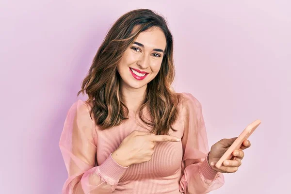 Jong Hispanic Meisje Hebben Gesprek Praten Smartphone Glimlachen Gelukkig Wijzend — Stockfoto