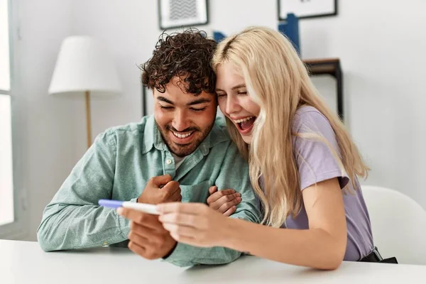 Två Latinamerikanska Affärsmän Ler Glada Att Arbeta Kontoret — Stockfoto