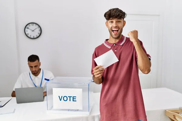 Young Hispanic Man Voting Putting Envelop Ballot Box Screaming Proud — ストック写真