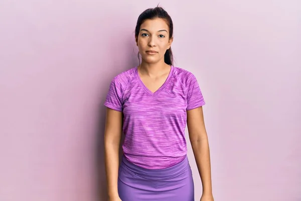 Jeune Femme Latine Portant Des Vêtements Sport Avec Une Expression — Photo