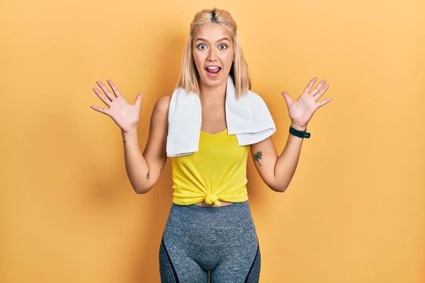 Vacker Blond Sport Kvinna Bär Träning Outfit Firar Galen Och — Stockfoto