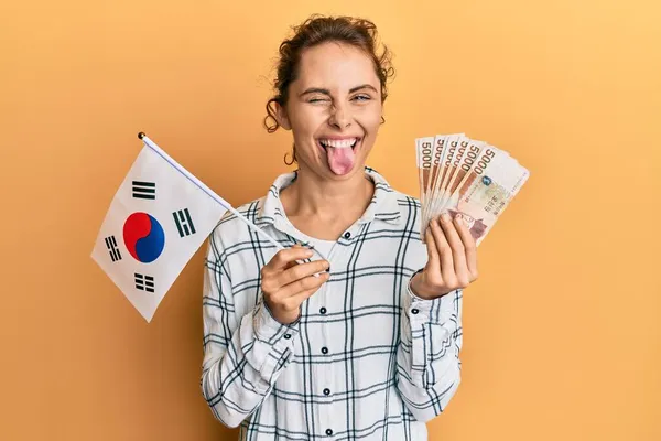 Güney Kore Elinde Tutan Genç Esmer Kadın Komik Bir Ifadeyle — Stok fotoğraf