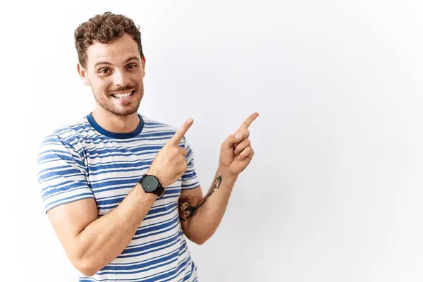 Beau Jeune Homme Debout Sur Fond Isolé Souriant Regardant Caméra — Photo