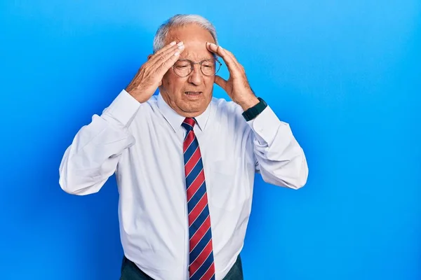 Starszy Mężczyzna Siwych Włosach Garniturze Biznesowym Krawacie Ręką Głowie Ból — Zdjęcie stockowe