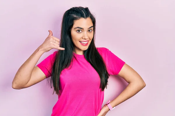 Молода Іспаномовна Дівчина Повсякденній Рожевій Сорочці Посміхається Робити Телефонний Жест — стокове фото