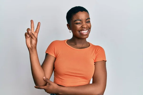 Die Junge Afroamerikanerin Trägt Ein Legeres Orangefarbenes Shirt Und Lächelt — Stockfoto