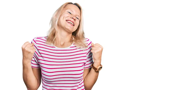 Mulher Caucasiana Jovem Vestindo Roupas Casuais Muito Feliz Animado Fazendo — Fotografia de Stock