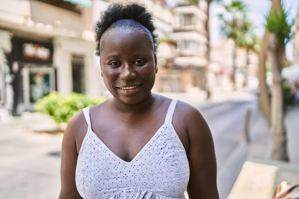 Ung Afrikansk Amerikansk Kvinna Ler Lycklig Stående Vid Staden — Stockfoto
