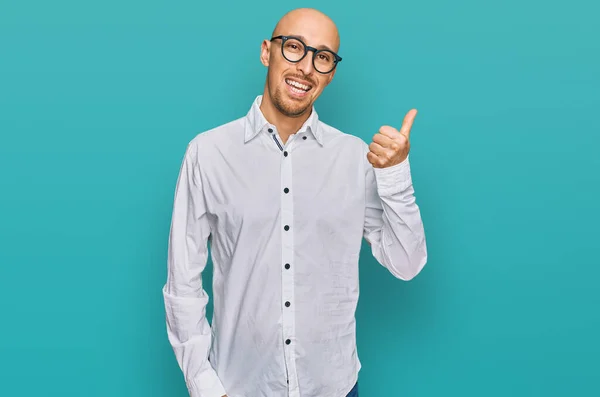 Uomo Calvo Con Barba Che Indossa Camicia Lavoro Occhiali Sorridenti — Foto Stock