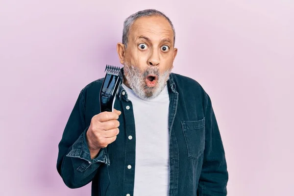 Sakallı Elinde Tıraş Makinesi Olan Yakışıklı Ağzı Açık Korkmuş Şaşırmış — Stok fotoğraf