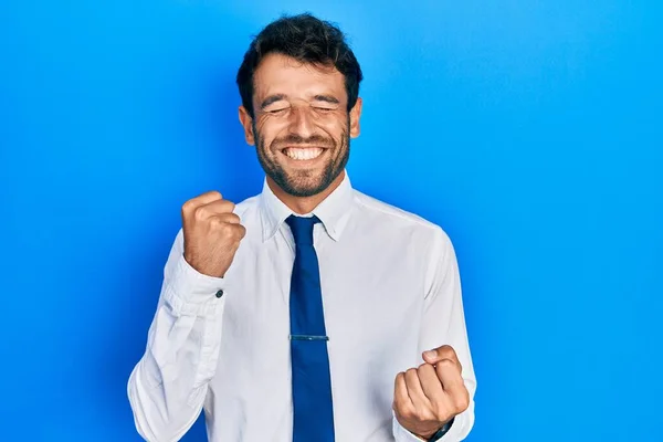 Przystojny Mężczyzna Brodą Biznesowej Koszuli Krawacie Świętujący Zaskoczony Zdumiony Sukcesem — Zdjęcie stockowe