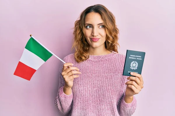 Jovem Caucasiana Segurando Itália Bandeira Passaporte Sorrindo Olhando Para Lado — Fotografia de Stock