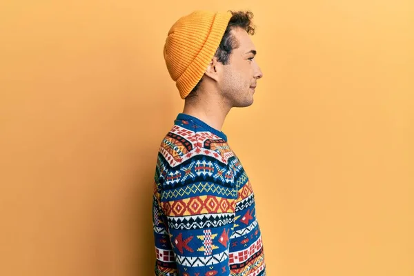 Yün Şapka Renkli Süveter Giyen Yakışıklı Genç Adam Yan Yan — Stok fotoğraf