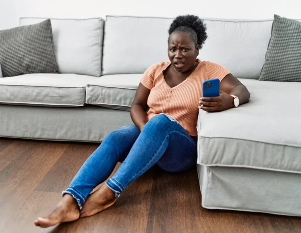 Genç Afrikalı Bir Kadın Evde Yerde Oturmuş Şok Olmuş Bir — Stok fotoğraf