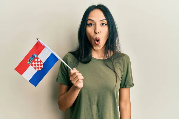 Jong Spaans Meisje Met Kroatische Vlag Bang Verbaasd Met Open — Stockfoto