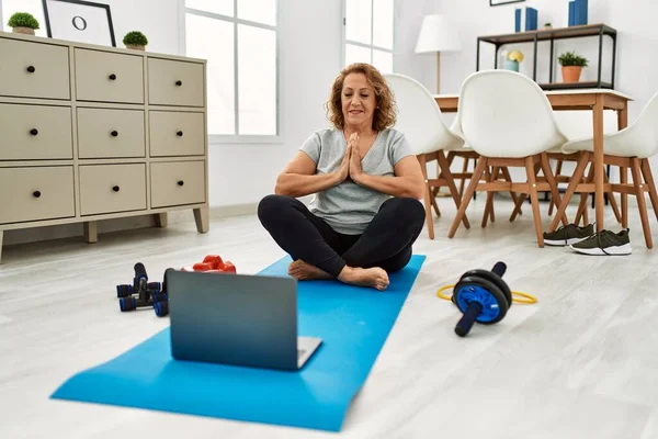 Orta Yaşlı Beyaz Bir Kadın Evde Laptopla Yoga Eğitimi Veriyor — Stok fotoğraf