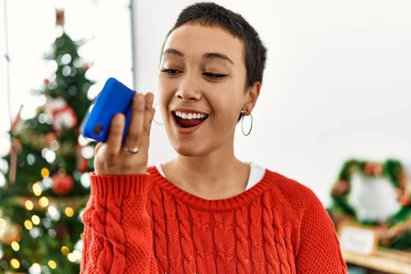 Junge Hispanische Frau Spricht Auf Dem Smartphone Das Hause Weihnachtsbaum — Stockfoto