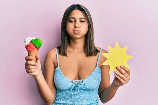 Jeune Femme Latine Tenant Crème Glacée Papier Solaire Gonflant Les — Photo