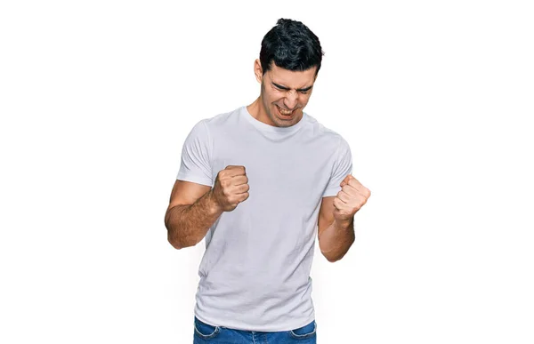 Bel Homme Hispanique Portant Shirt Blanc Décontracté Excité Pour Succès — Photo