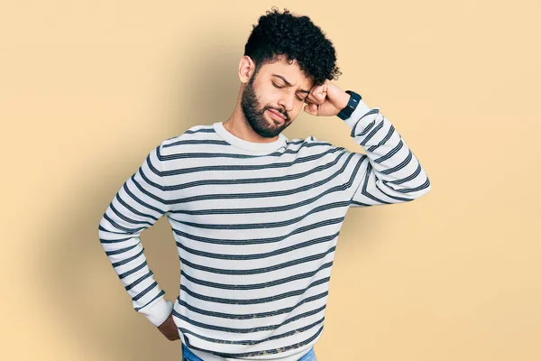 Jovem Árabe Com Barba Vestindo Camisola Listrada Casual Que Estende — Fotografia de Stock