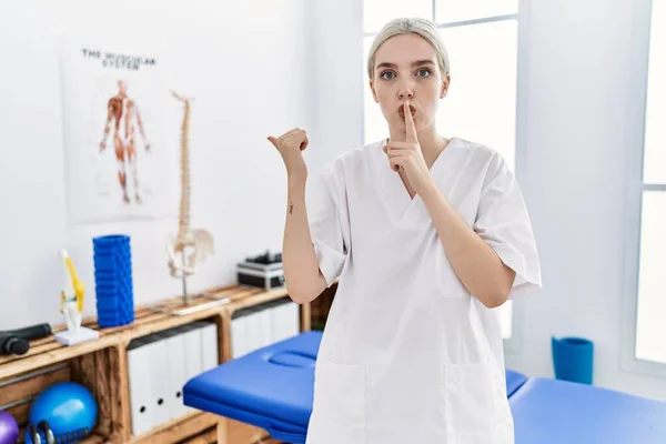 Young Caucasian Woman Working Pain Recovery Clinic Asking Quiet Finger — стоковое фото