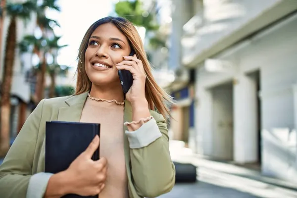 Ung Latinamerikansk Kvinna Ler Tryggt Talar Smartphone Gatan — Stockfoto