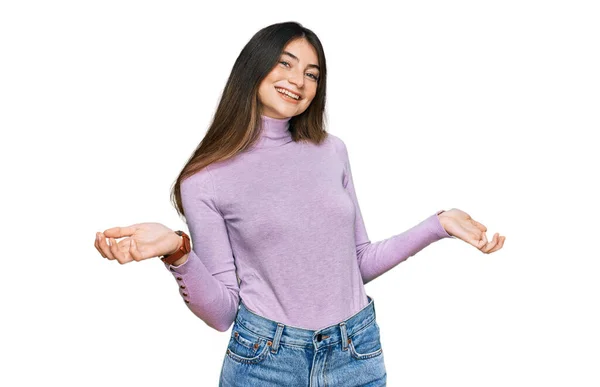 Jovem Bela Menina Adolescente Vestindo Camisola Gola Alta Sorrindo Mostrando — Fotografia de Stock