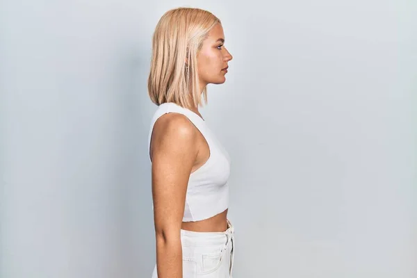 Mooie Blonde Vrouw Dragen Casual Stijl Met Mouwloze Shirt Zoek — Stockfoto