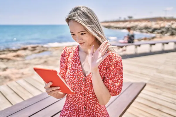 Jeune Fille Chinoise Ayant Appel Vidéo Aide Pavé Tactile Plage — Photo