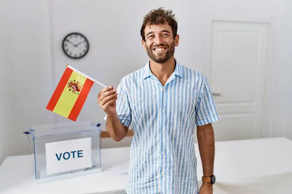 Pemuda Tampan Kampanye Politik Pemilu Memegang Bendera Spain Tampak Positif — Stok Foto