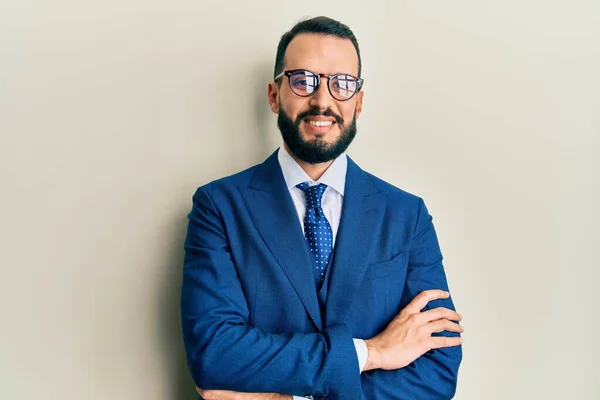 Jovem Com Barba Vestindo Terno Negócios Gravata Rosto Feliz Sorrindo — Fotografia de Stock