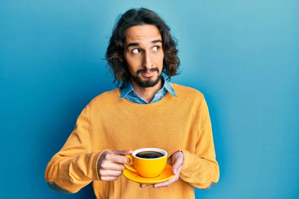 Genç Spanyol Bir Adam Bir Fincan Kahve Içiyor Gülümsüyor Yan — Stok fotoğraf