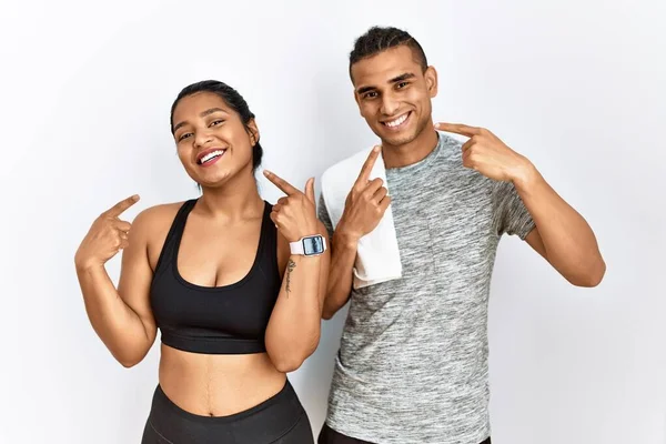 Young Latin Couple Wearing Sportswear Standing Isolated Background Smiling Cheerful — Stockfoto