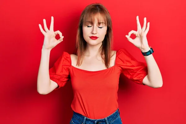 Ruiva Jovem Mulher Vestindo Casual Camiseta Vermelha Relaxado Sorrindo Com — Fotografia de Stock