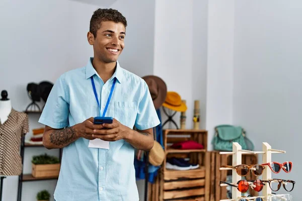 Jonge Spaanse Man Werkt Als Winkelassistent Met Behulp Van Smartphone — Stockfoto