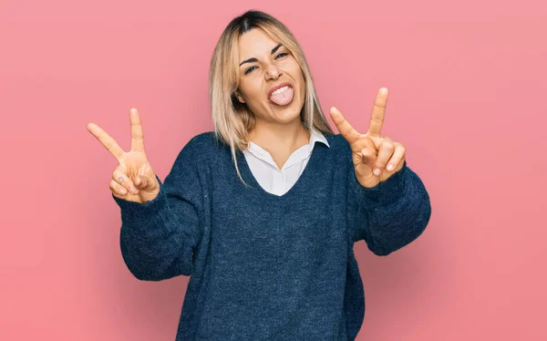 Jonge Blanke Vrouw Die Casual Kleren Draagt Glimlachend Met Tong — Stockfoto