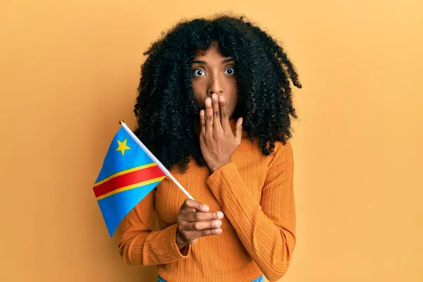 Африканская Американка Афроволосами Держащая Демократическую Республику Конго Флагом Прикрывающим Рот — стоковое фото