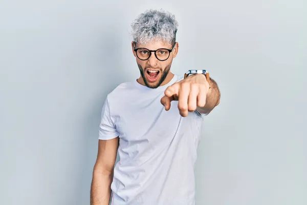 Modern Boyalı Saçlı Beyaz Tişörtlü Gözlüklü Genç Spanyol Adam Kameraya — Stok fotoğraf