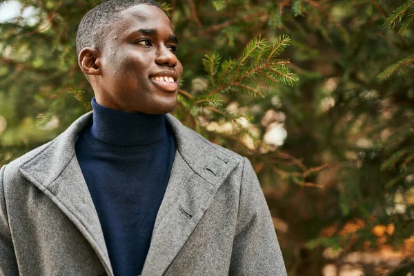 Jeune Homme Afro Américain Souriant Heureux Debout Parc — Photo