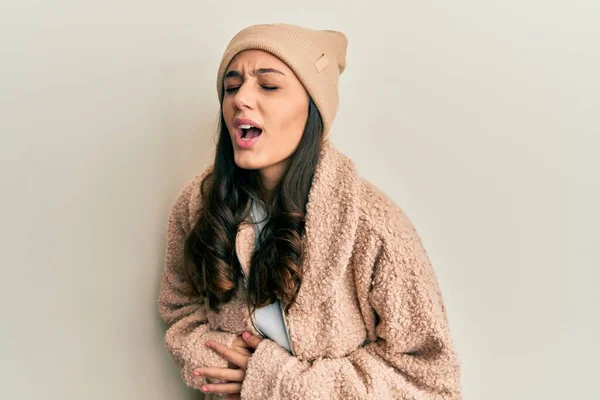 若いヒスパニック系の女性は吐き気 痛みを伴う病気が具合が悪いので 胃の上に手でウールのセーターと冬の帽子を着用 キャッシュ コンセプト — ストック写真