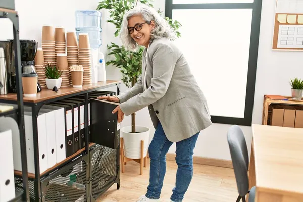 Grauhaarige Geschäftsfrau Mittleren Alters Lächelt Glücklich Büro — Stockfoto