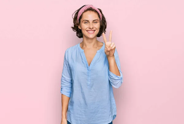 Mujer Hispana Joven Vistiendo Ropa Casual Sonriendo Con Cara Feliz — Foto de Stock